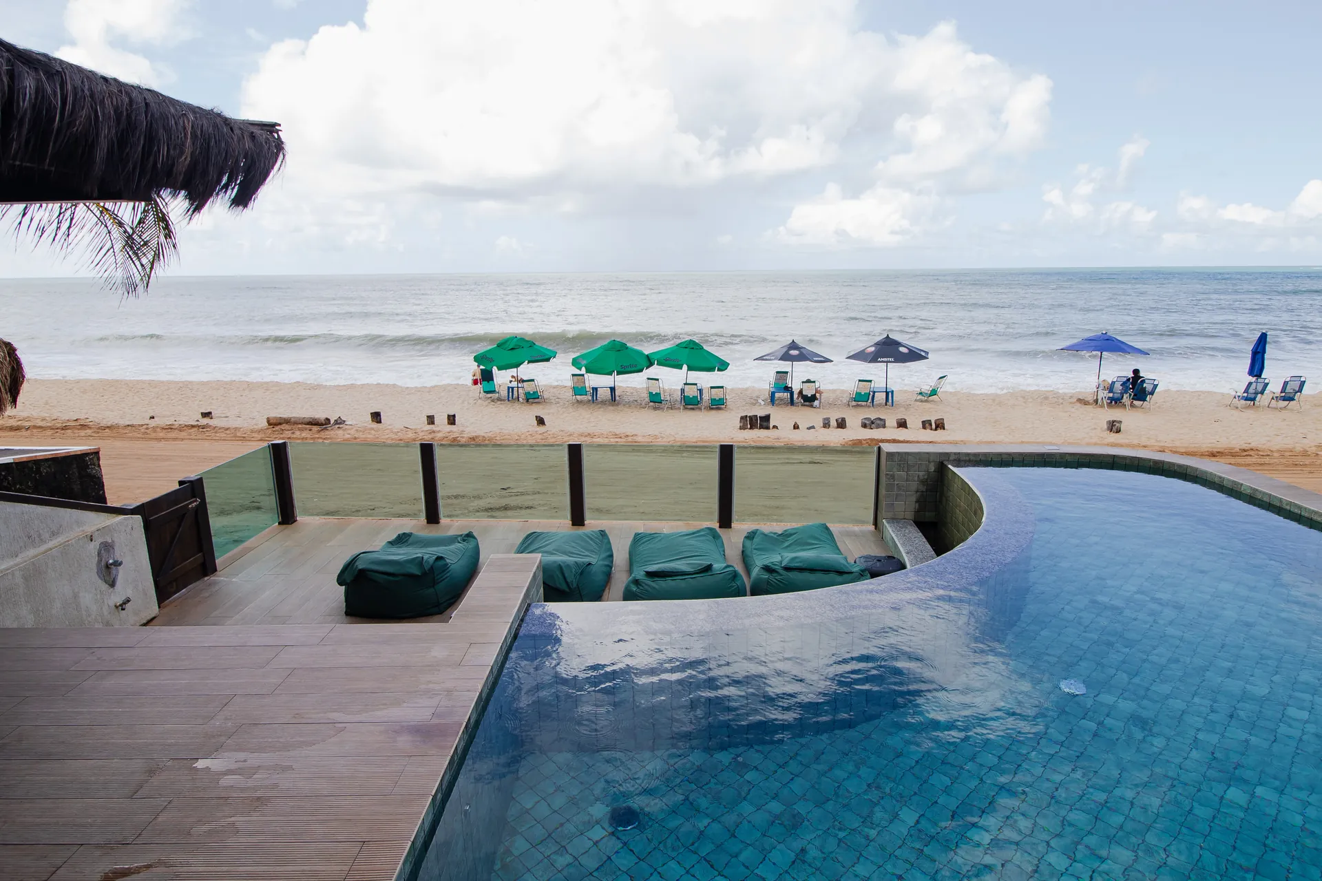 Piscina de borda infinita da Pousada Maracabana Spa de frente para o mar