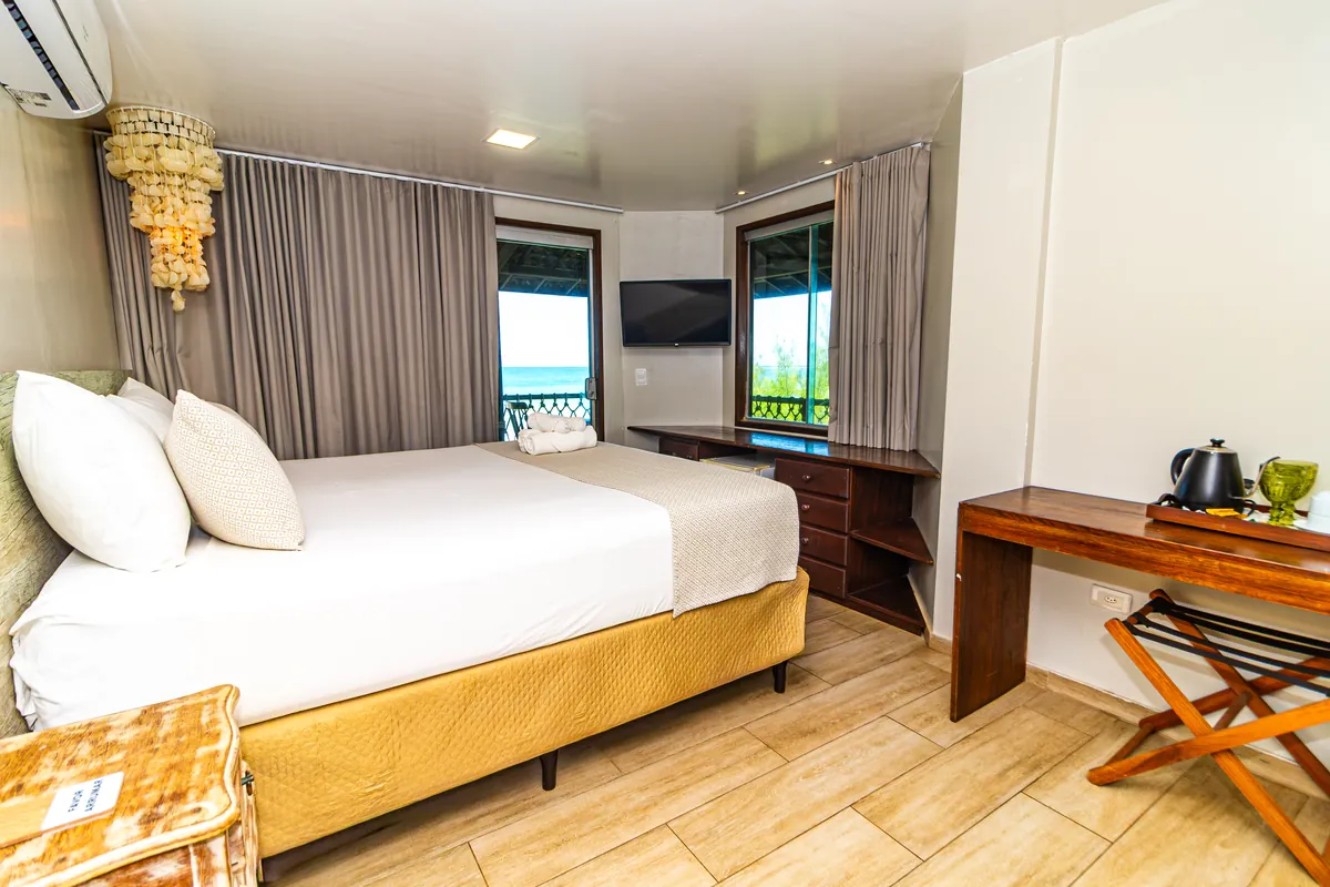 Quarto com cama de casal e janela para o mar