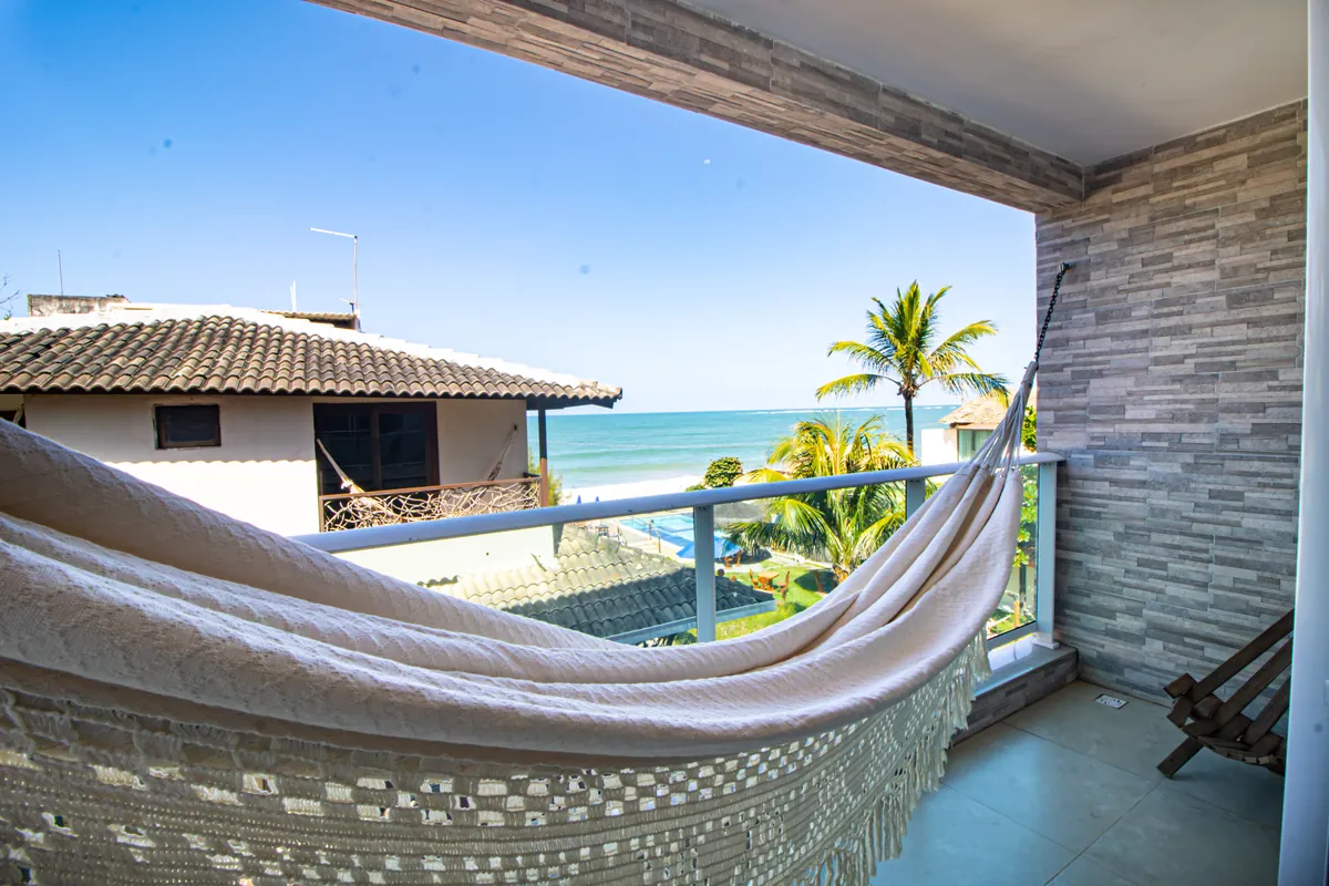 Rede na varanda com vista para o mar